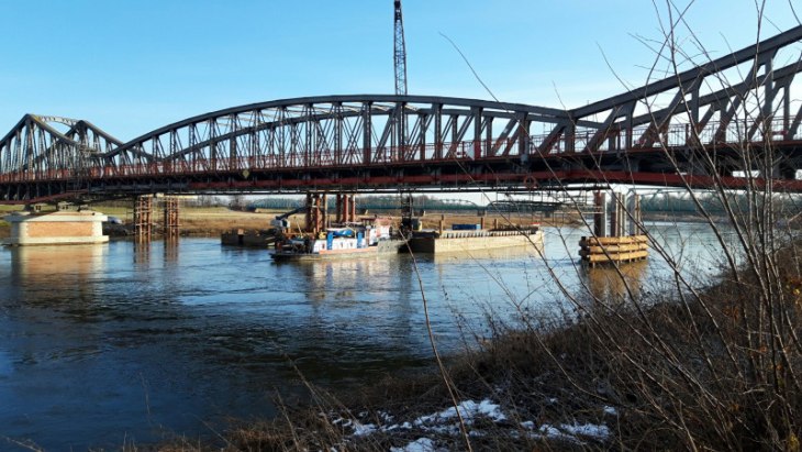 Budowa mostu tymczasowego w Ścinawie. Fot. GDDKiA
